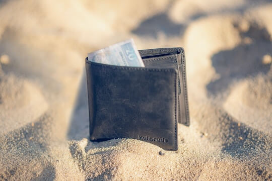 砂の上の財布