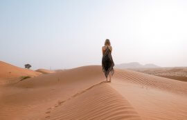 砂漠の女性