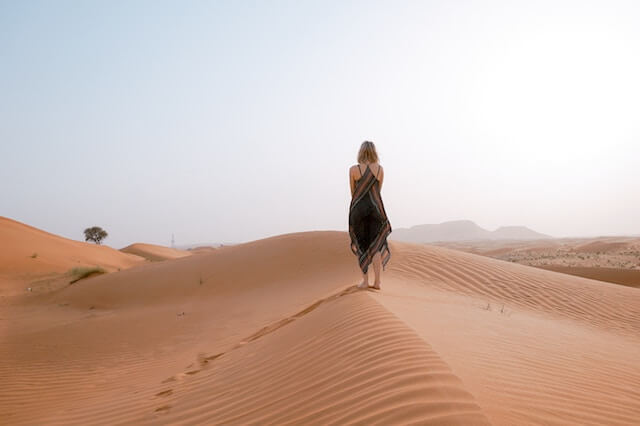 砂漠の女性